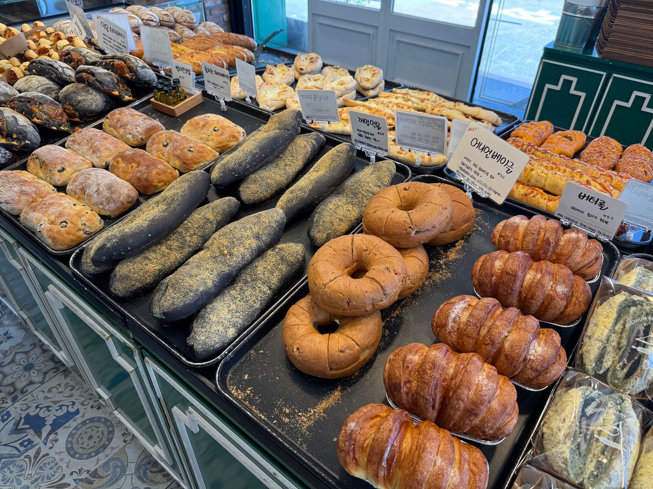 濟州島大蒜麵包 Audrant Bakery 攻略|咸德本店招牌大蒜麵包、出爐時間、分店資訊與怎麼帶回台灣 - 第9張圖 Audrant Bakery 豐富的麵包種類與選擇