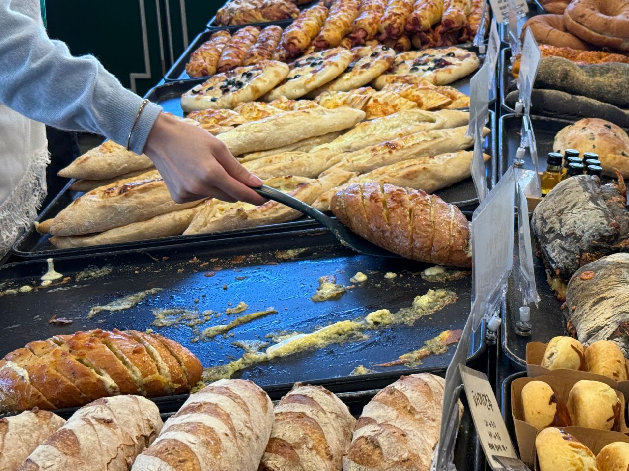 濟州島大蒜麵包 Audrant Bakery 攻略|咸德本店招牌大蒜麵包、出爐時間、分店資訊與怎麼帶回台灣 - 第3張圖 Audrant Bakery 馬農法棍大蒜麵包,看得到奶油醬與微微香蒜粒