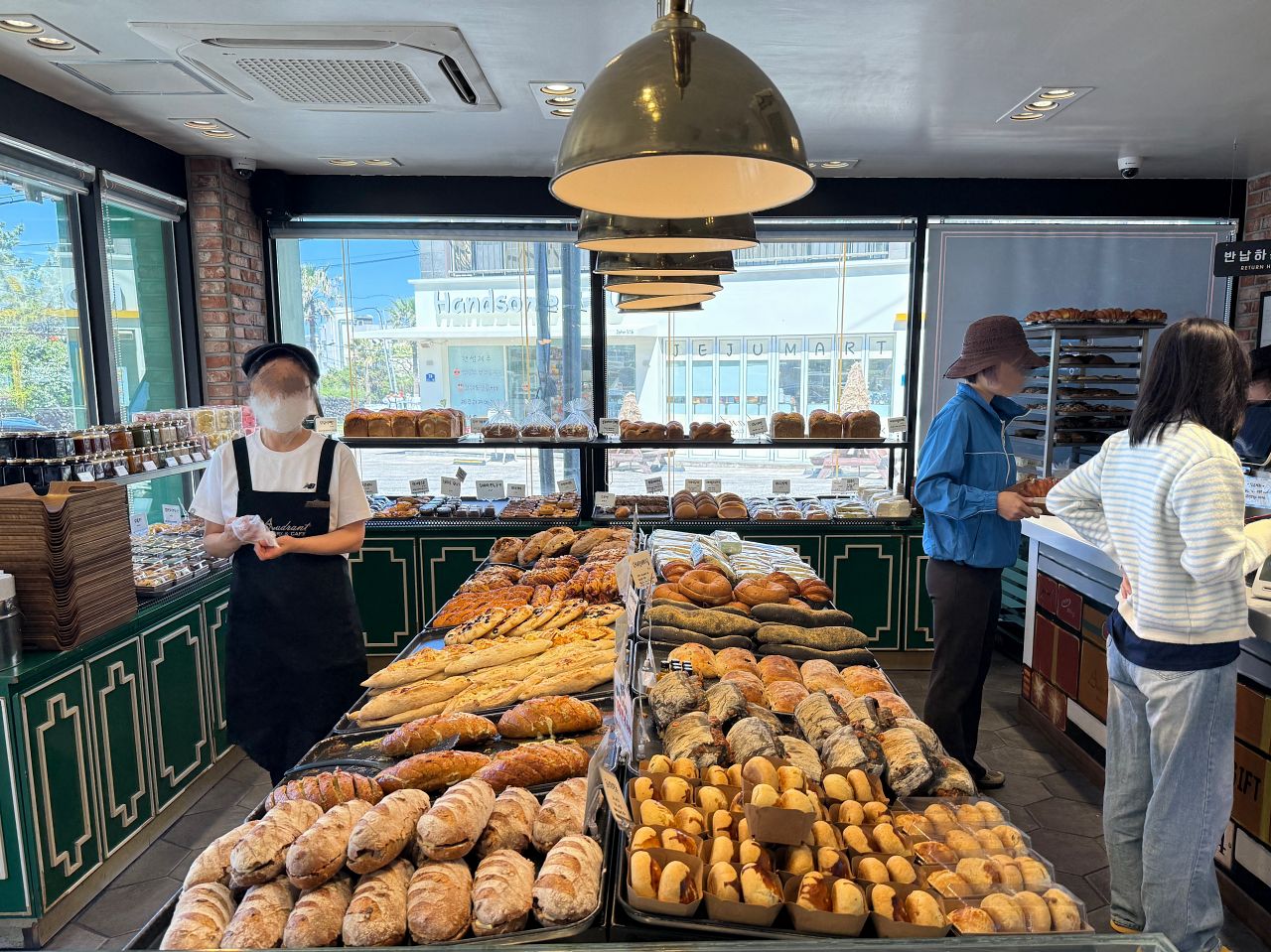 濟州島大蒜麵包 Audrant Bakery 攻略|咸德本店招牌大蒜麵包、出爐時間、分店資訊與怎麼帶回台灣 - 第7張圖 Audrant Bakery 咸德本店店內一景,不少顧客正在選購麵包