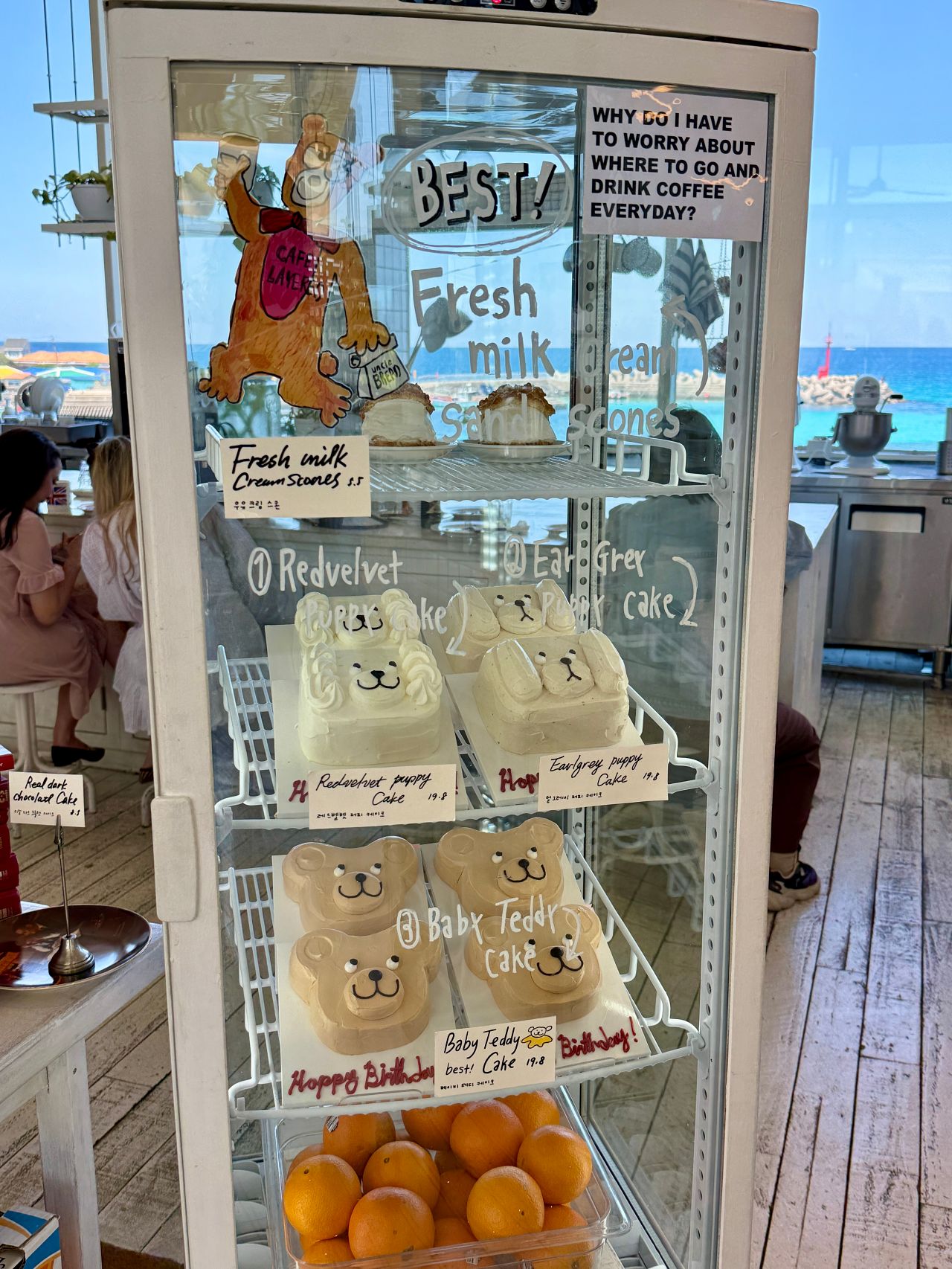 Cafe Layered 濟州店攻略|倫敦貝果隔壁的海景咖啡廳,司康、分店、交通停車一次看 - 第11張圖 Cafe Layered 濟州店整櫃小狗、小熊造型蛋糕,有伯爵茶與紅絲絨口味
