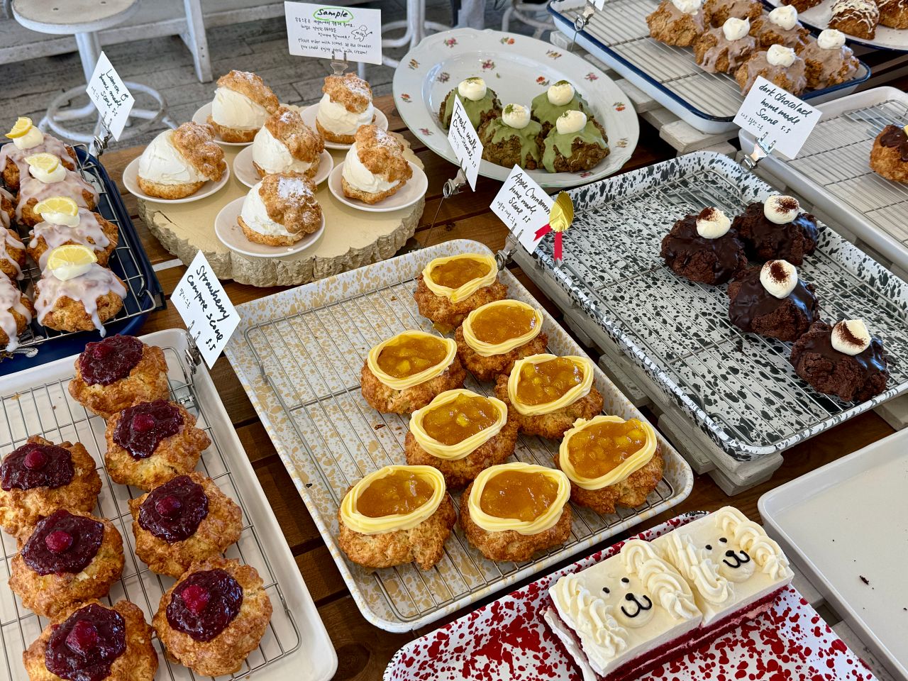Cafe Layered 濟州店攻略|倫敦貝果隔壁的海景咖啡廳,司康、分店、交通停車一次看 - 第10張圖 Cafe Layered 濟州店的切塊蛋糕,含紅絲絨小狗造型蛋糕