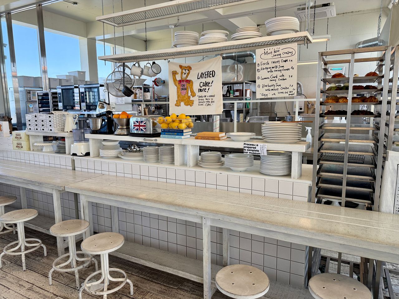 Cafe Layered 濟州店攻略|倫敦貝果隔壁的海景咖啡廳,司康、分店、交通停車一次看 - 第3張圖 Cafe Layered 濟州店淺米色歐式鄉村風座位區,白牆搭配木質桌椅