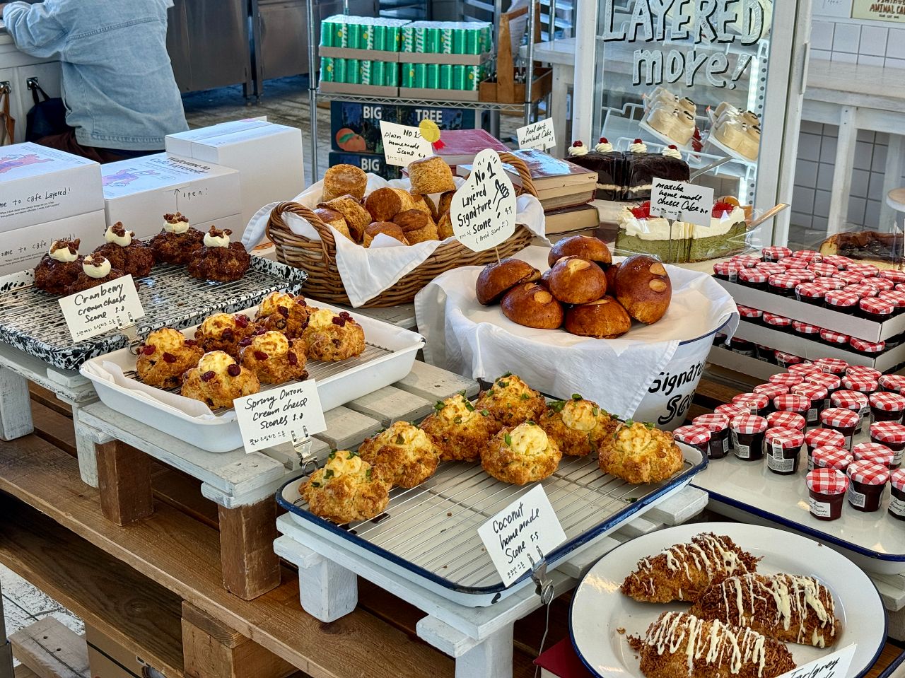 Cafe Layered 濟州店攻略|倫敦貝果隔壁的海景咖啡廳,司康、分店、交通停車一次看 - 第9張圖 Cafe Layered 濟州店的手工司康近拍,甜鹹口味都有