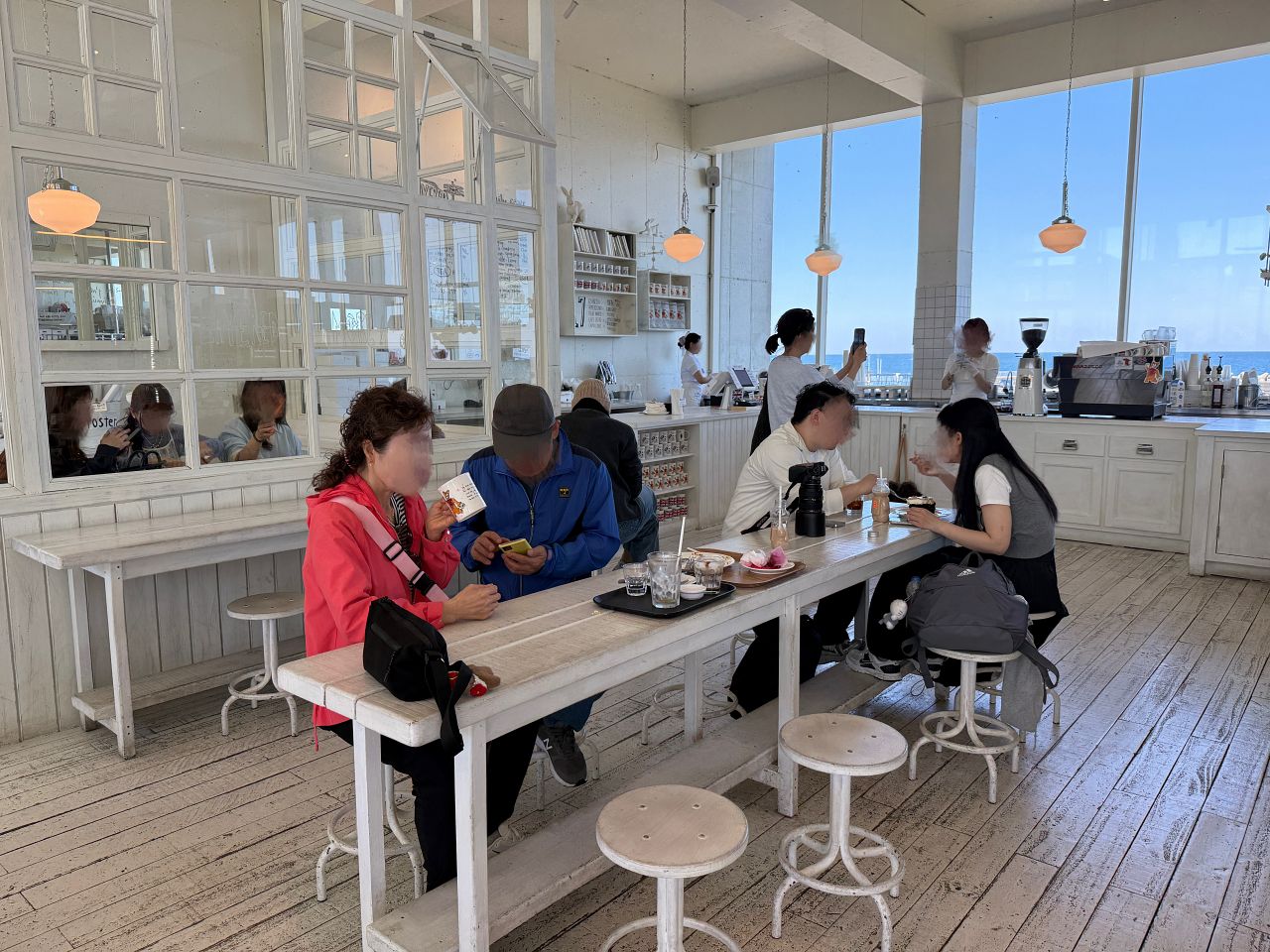 Cafe Layered 濟州店攻略|倫敦貝果隔壁的海景咖啡廳,司康、分店、交通停車一次看 - 第5張圖 Cafe Layered 濟州店的手繪小狗圖案與馬克杯、環保袋等周邊商品