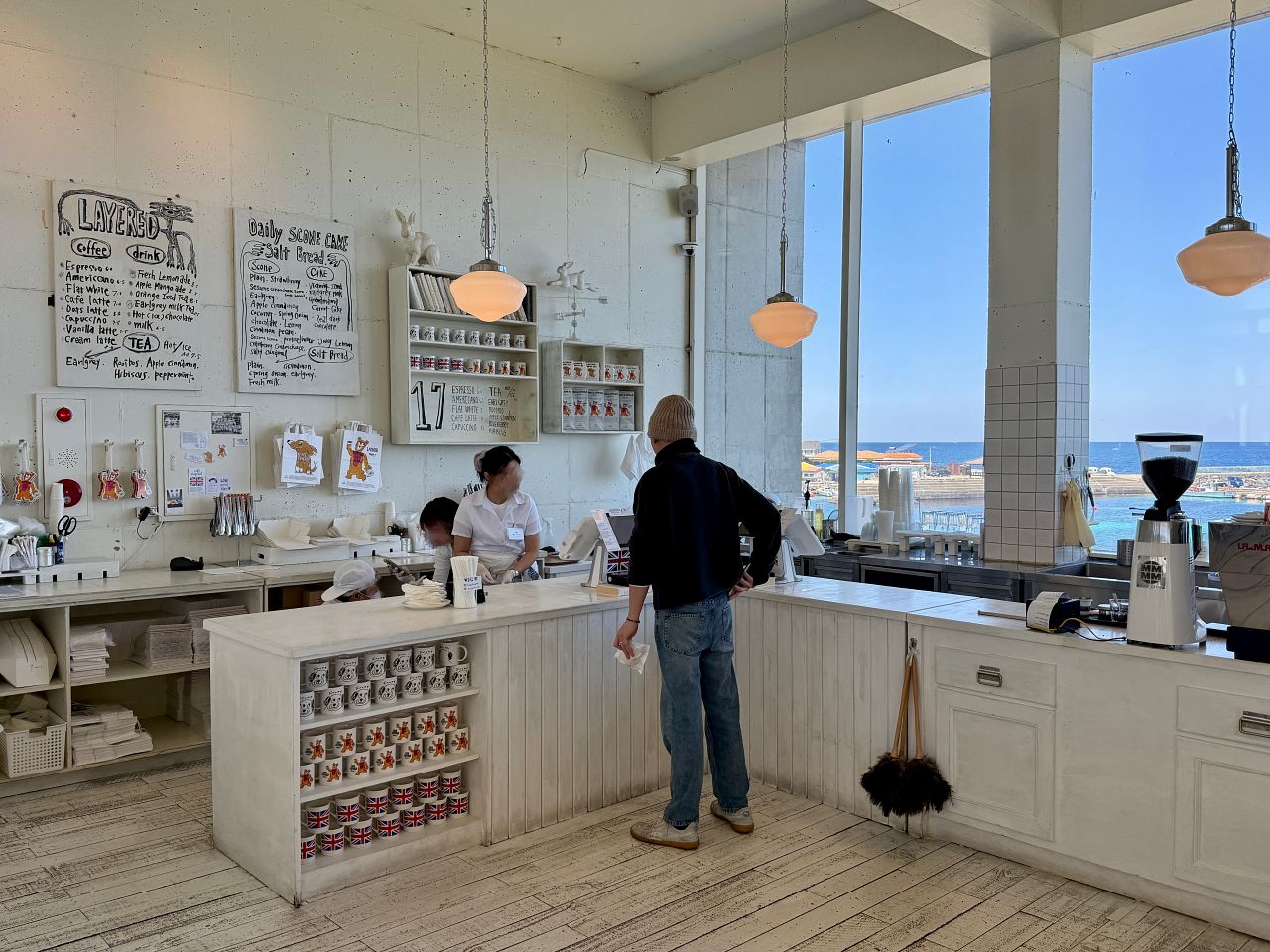 Cafe Layered 濟州店攻略|倫敦貝果隔壁的海景咖啡廳,司康、分店、交通停車一次看 - 第4張圖 從 Cafe Layered 濟州店窗邊看出去的濟州海景