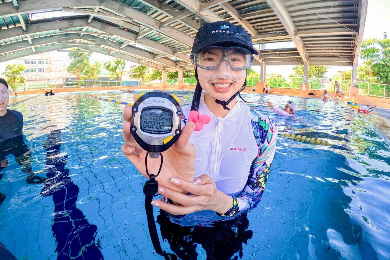 自由潛水課程推薦|恆春貓魚小姐 AIDA2 心得:平壓、憋氣與第一次沒過 - 第24張圖 通過靜態閉氣 2 分鐘後開心的學員