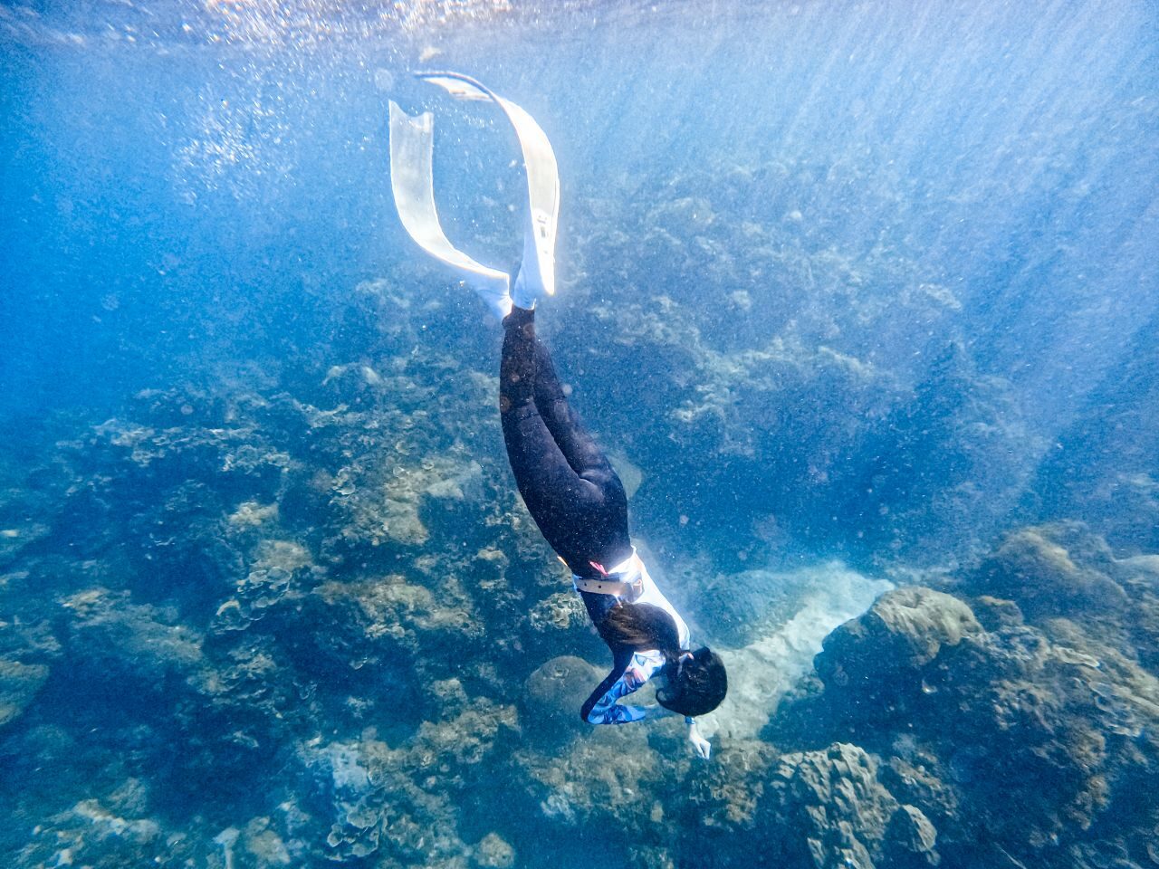 自由潛水課程推薦|恆春貓魚小姐 AIDA2 心得:平壓、憋氣與第一次沒過 - 第9張圖 教練在水下跟拍學員的自由潛水姿勢