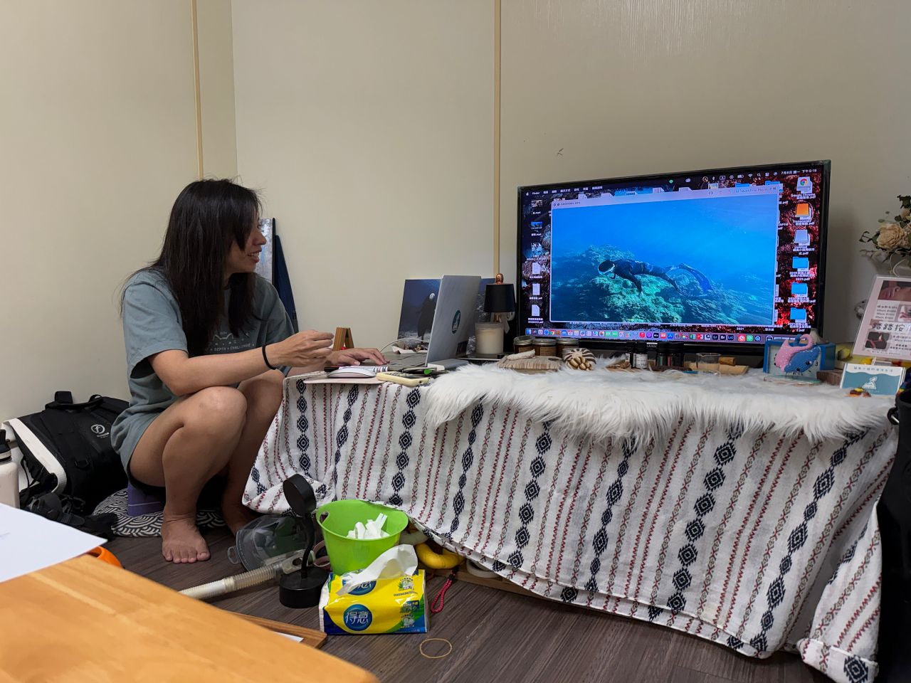 自由潛水課程推薦|恆春貓魚小姐 AIDA2 心得:平壓、憋氣與第一次沒過 - 第12張圖 在貓魚教室回看水下影片、檢討動作