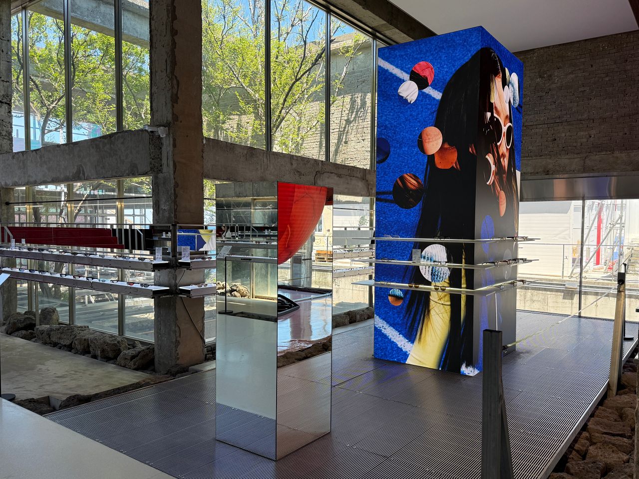 濟州島倫敦貝果博物館隔壁的 blue elephant 墨鏡店，鏡面展示台與太陽眼鏡陳列