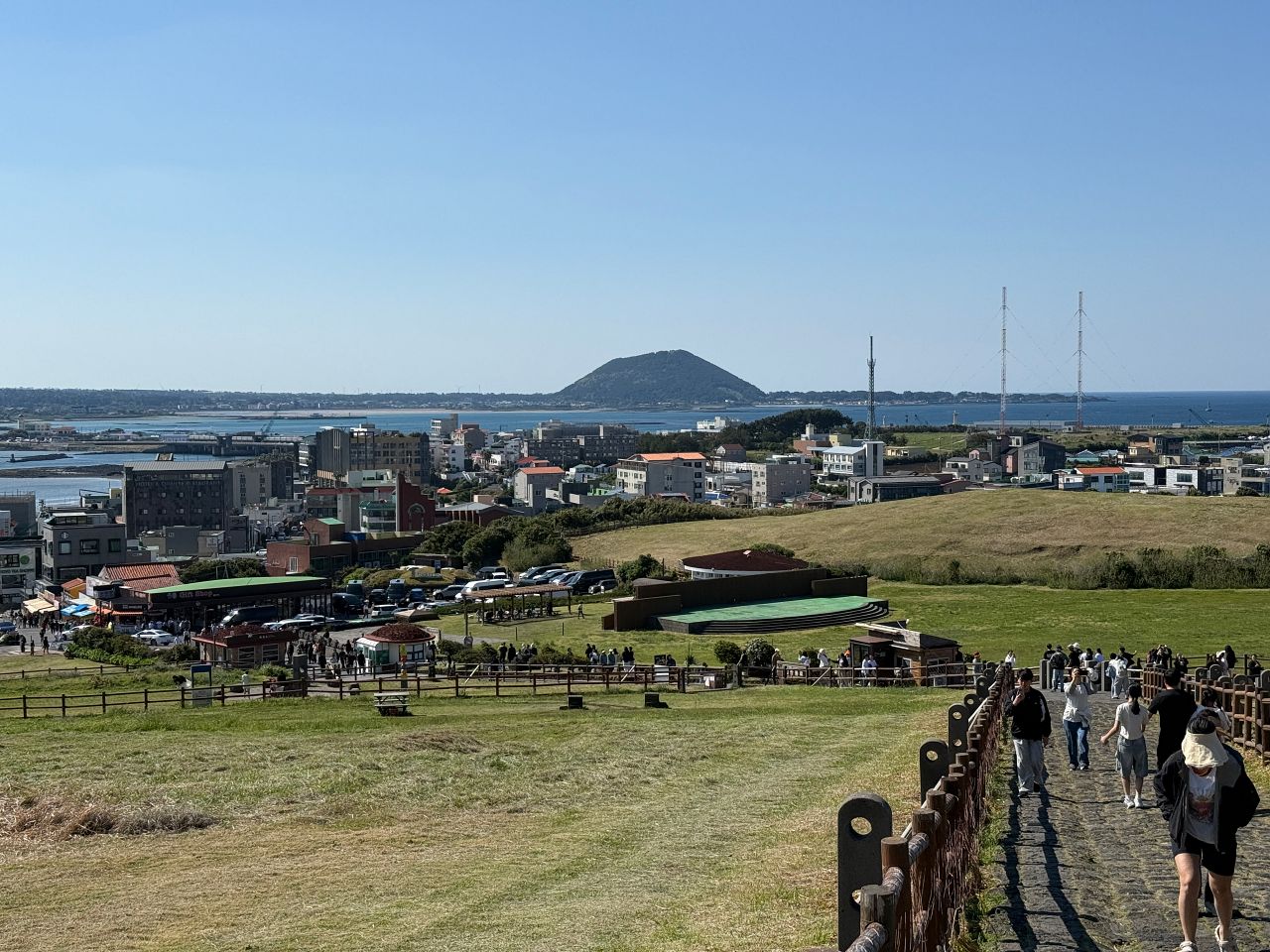 從城山日出峰步道回望濟州島東岸風景