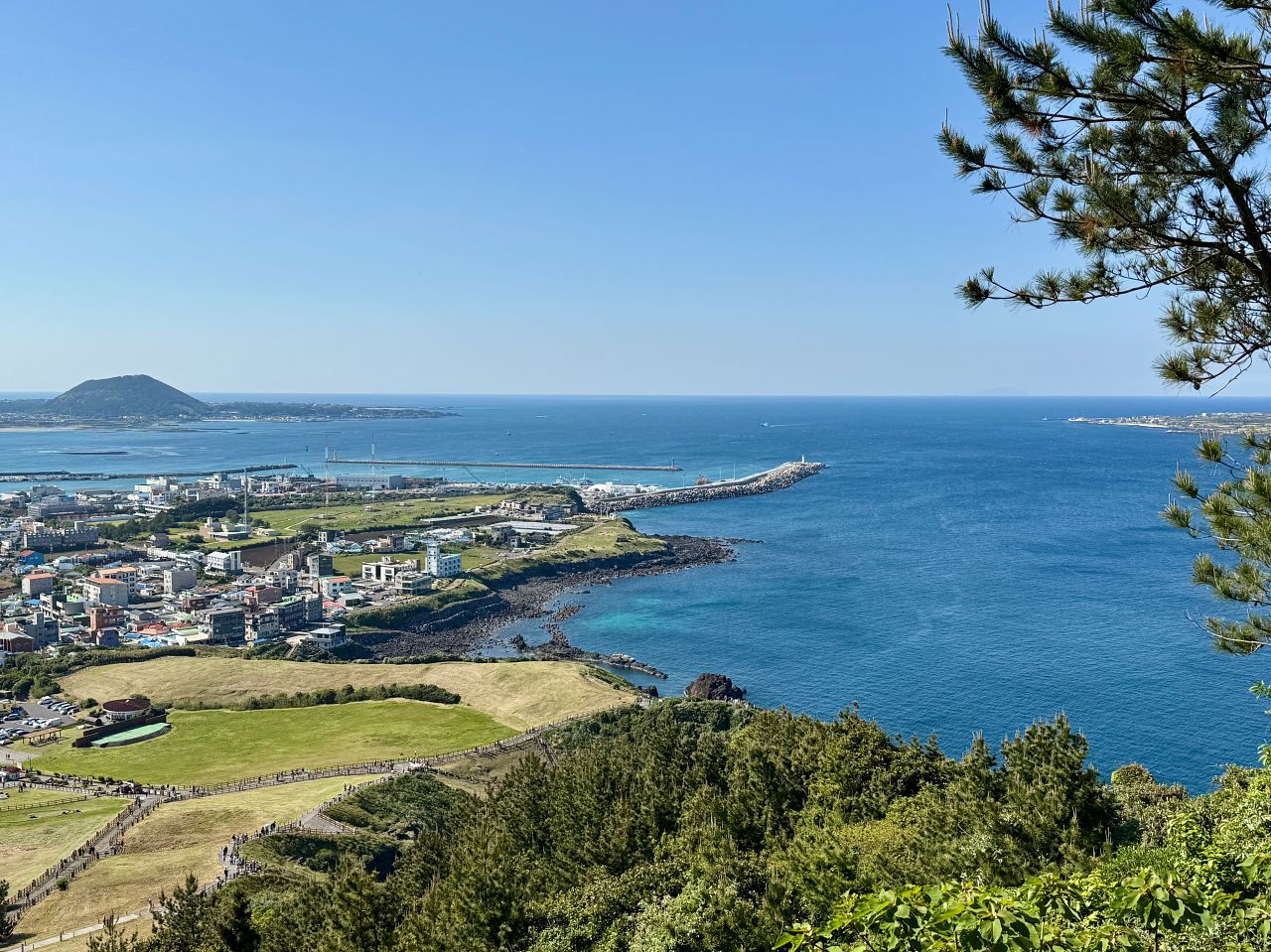 城山日出峰登山途中的沿海景色