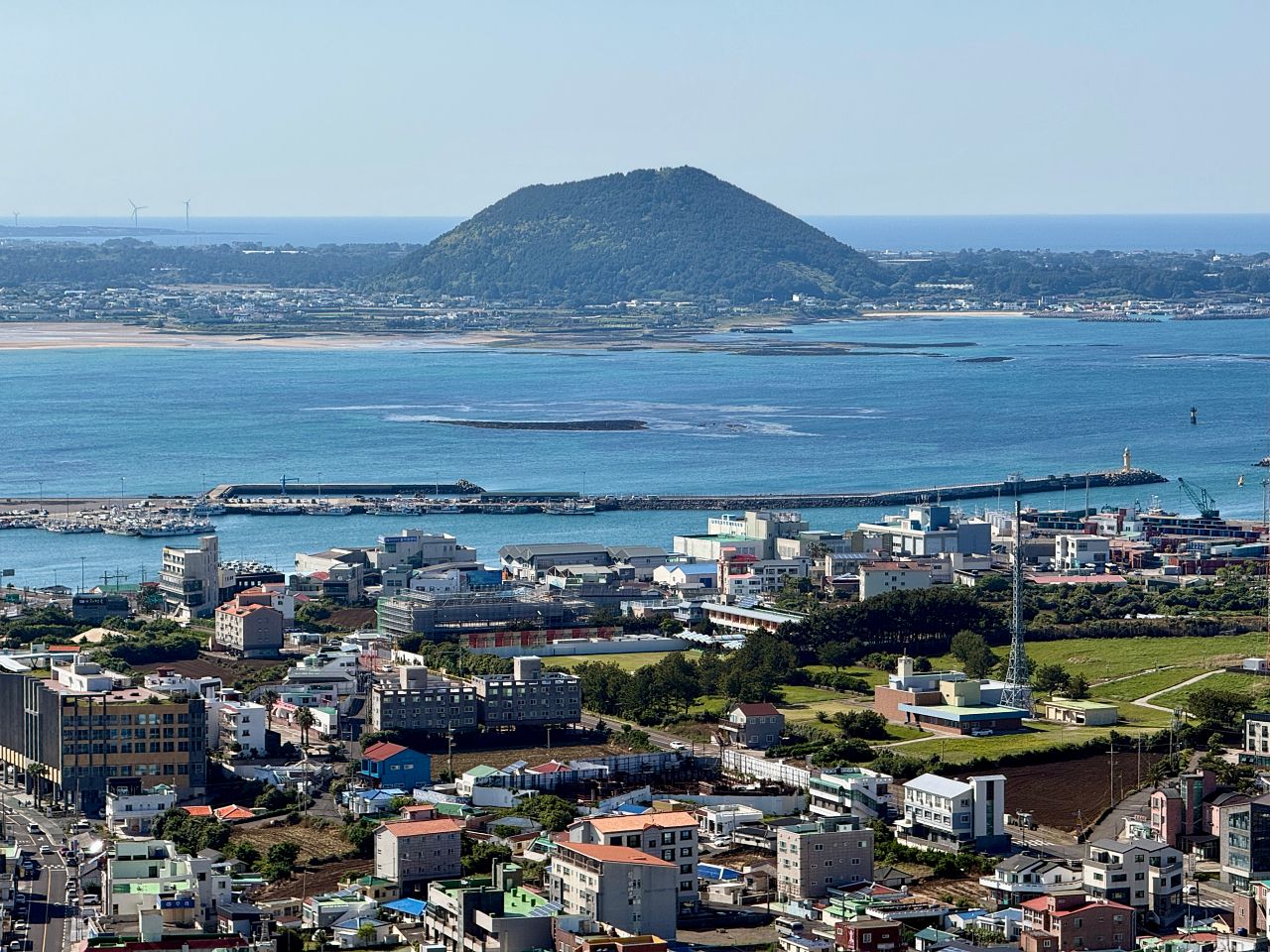 城山日出峰半山腰的遼闊海景