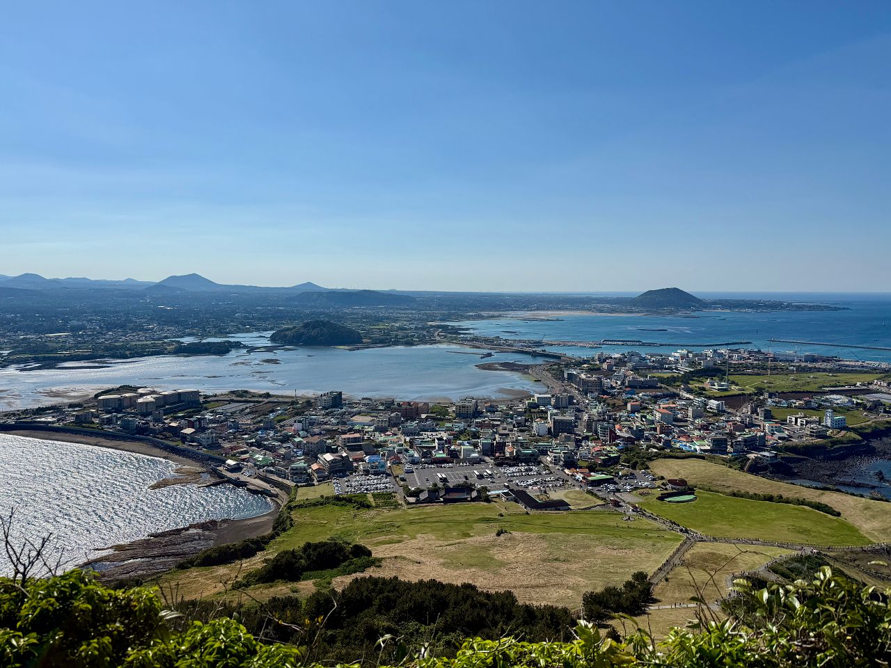 城山日出峰登山途中的沿海景色
