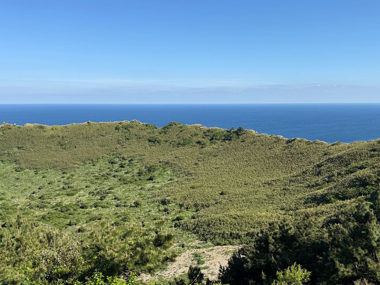 城山日出峰山頂直徑 600 公尺的碗狀火山口