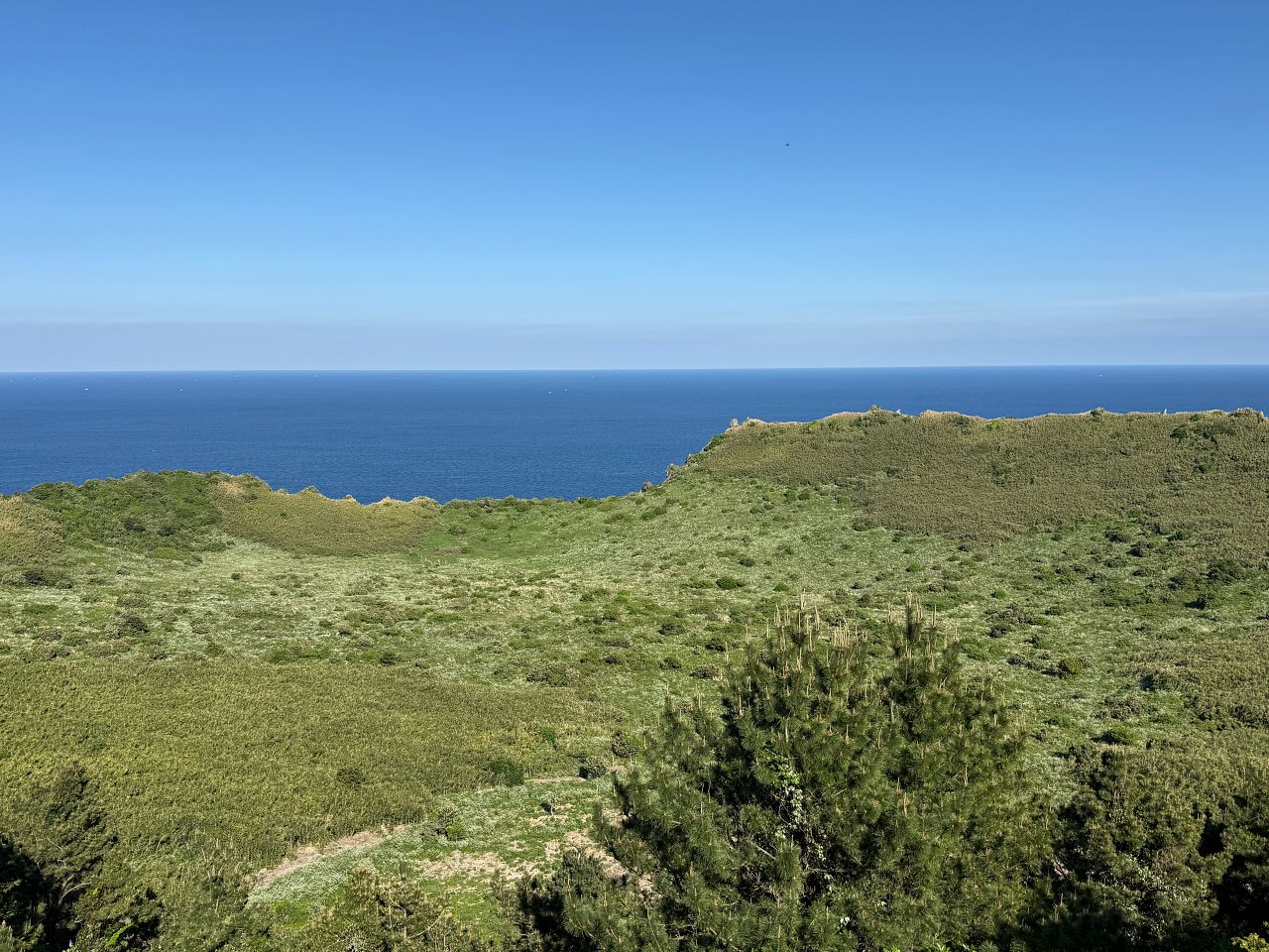 從觀景台俯瞰城山日出峰的火山口地形