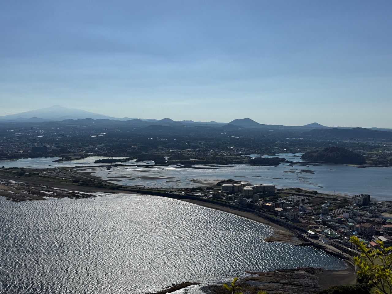 下午逆光下的濟州島海岸線景色