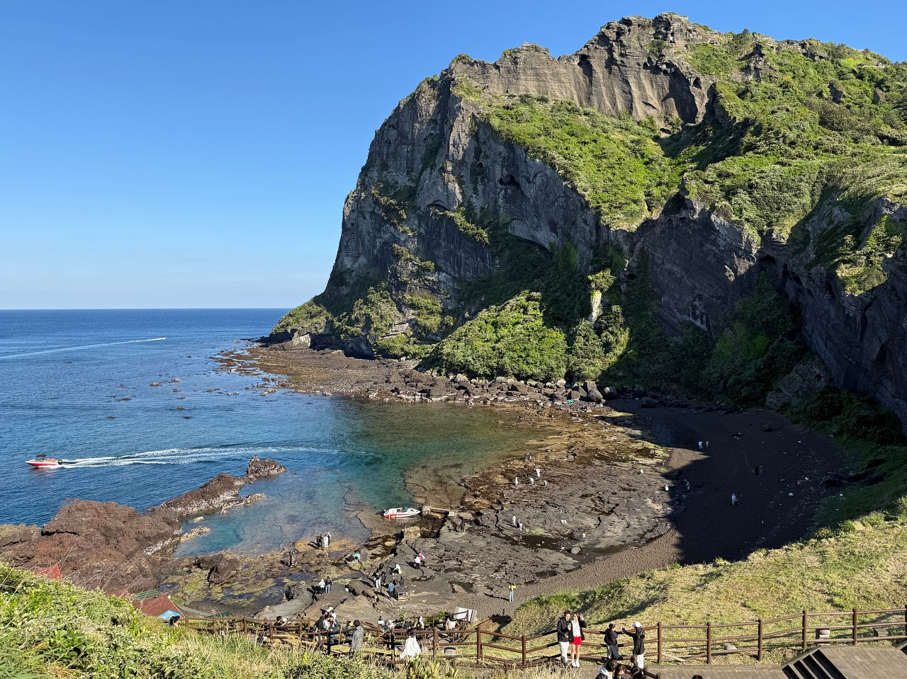從沿海步道拍攝城山日出峰與海岸同框