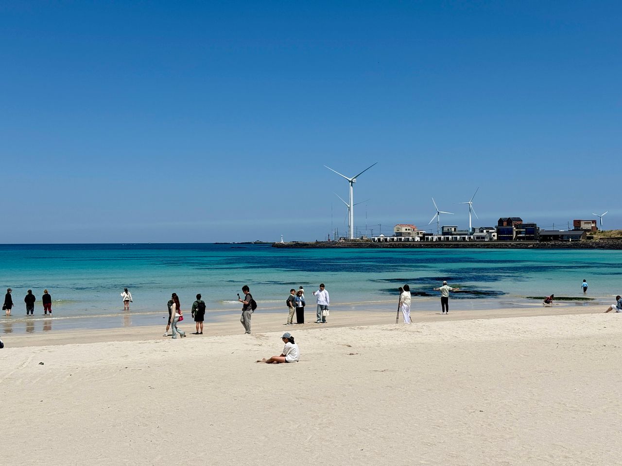 月汀里海水浴場寬闊的白色沙灘與淺藍海水