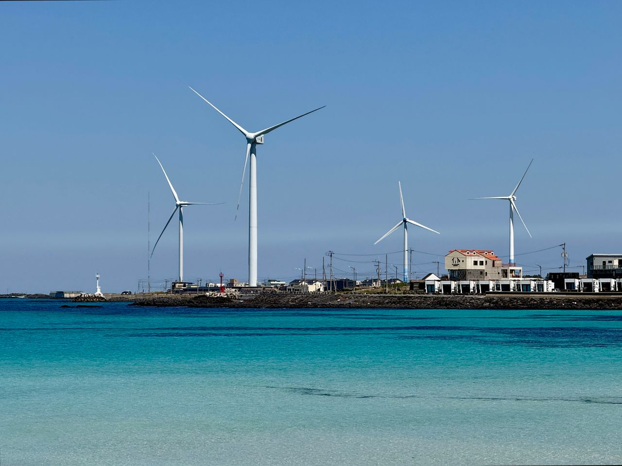 月汀里海邊遠處一整排白色風力發電風車