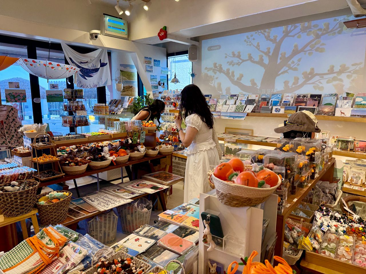 月汀里海水浴場海岸邊的紀念品店