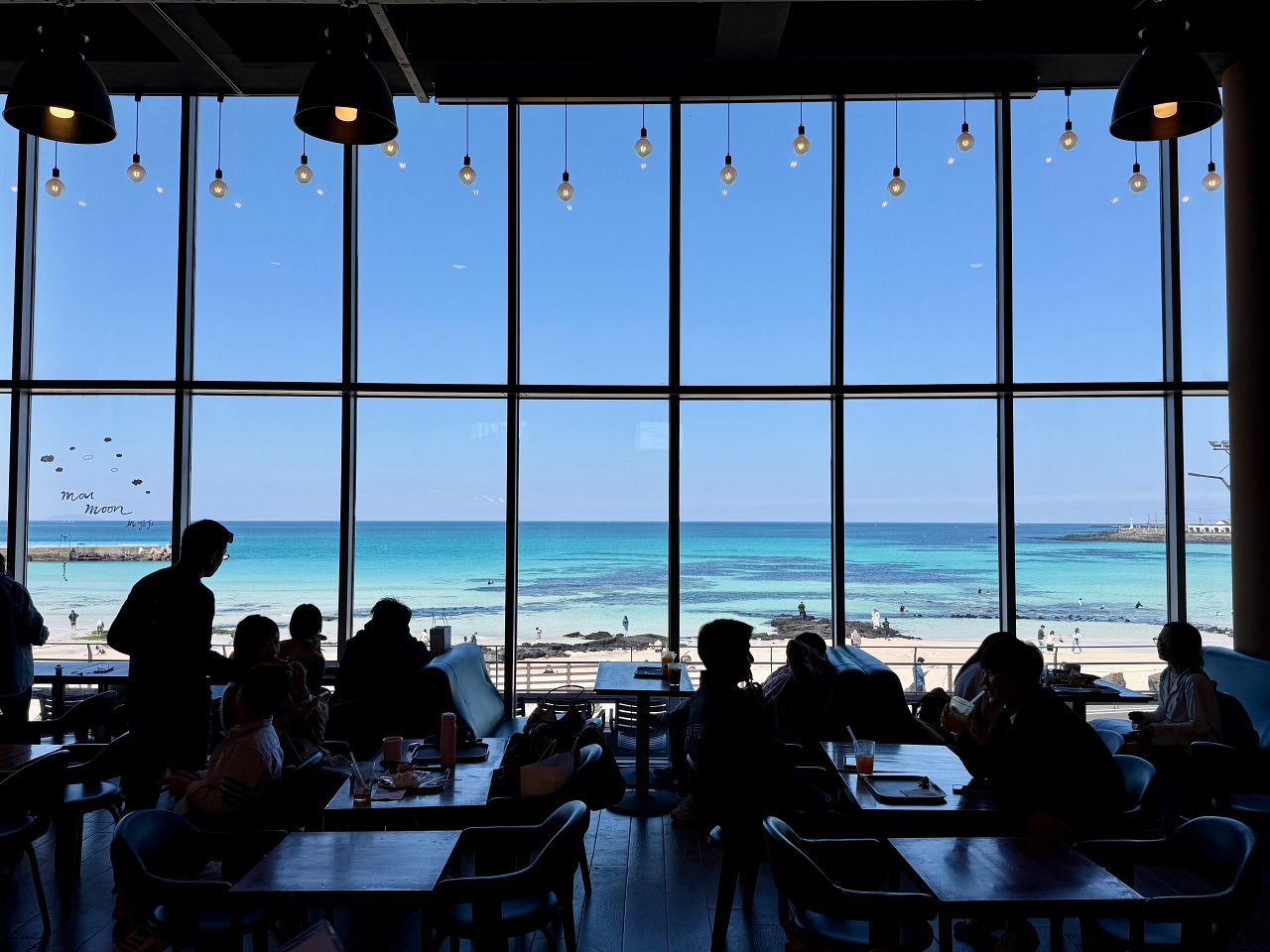 從 Cafe Mou Moon 落地窗看出去的月汀里果凍藍海景